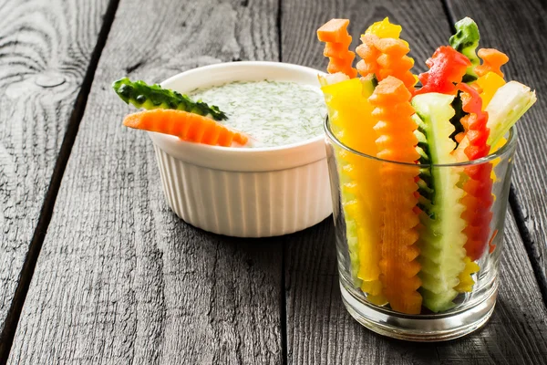 Plátky syrové zeleniny do sklenic a jogurtovou omáčkou — Stock fotografie