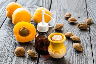 Kayısı çekirdekleri, taze kayısı ve kayısı esansiyel yağ