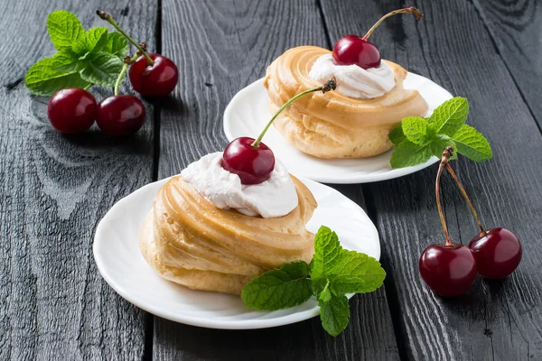 Bolos com creme e cereja — Fotografia de Stock