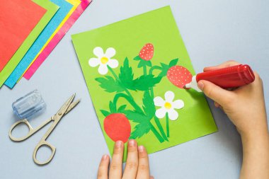 Bir yaz temasında aplike yapan çocuk 