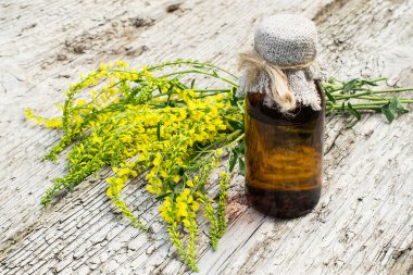 Melilotus officinalis ve ilaç şişe 