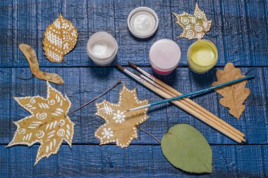 Kuru sonbahar yapraklarında elle boyanmış 