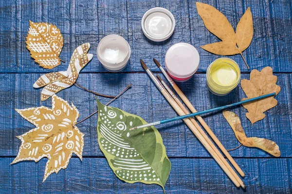Dipinti a mano su foglie secche autunnali — Foto Stock