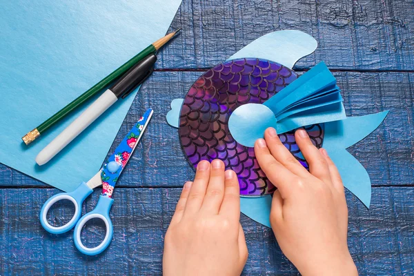Making toy fish from the CD. Handmade children's project. Step 9 — Stock Photo, Image
