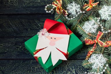 Noel hediyesi Santa C formundaki el yapımı bir yay ile dekore edilmiş