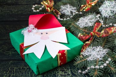 Noel hediyesi Santa C formundaki el yapımı bir yay ile dekore edilmiş
