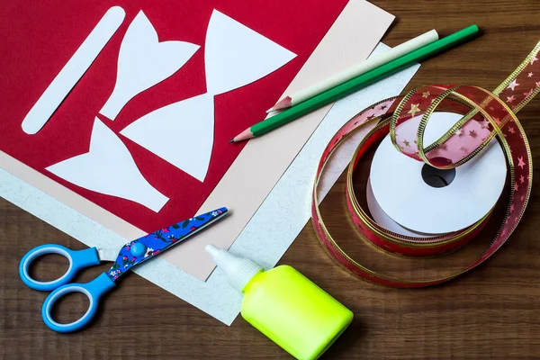 Fazendo um arco na forma de Papai Noel para decoração de Natal — Fotografia de Stock