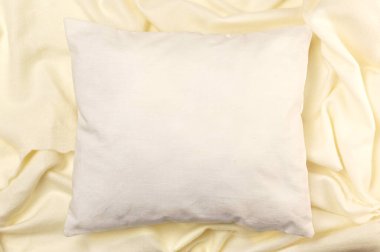 Yumuşak kumaş arka planda beyaz yastık modeli ve dalgalar. Temiz beyaz yastık, yatak tasarımı modeli. Boş yüzey, üst görünüm, boşluğu kopyala