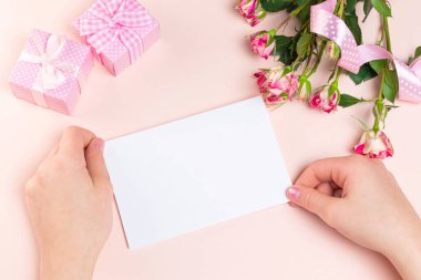 Düğün davetiyesi, teşekkür kartı, tebrik kartı ya da davetiye gibi tasarım unsurları olan kadın eli boş bir kart. Sevgililer Günü, Anneler Günü, Doğum günü, Düğün ve daha fazlası için iyi.