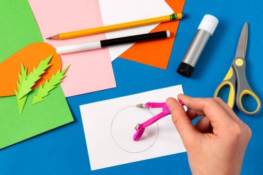 Çocuk Paskalya tebrik kartı yapıyor. Çocuklar için sanat projesi. Diy konsepti. Adım adım fotoğraf talimatı. Altıncı adım. Çember çiz