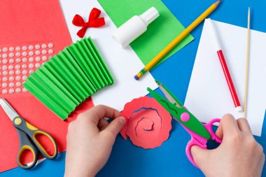 Çocuk Anneler Günü için tebrik kartı hazırlıyor. Çocuklar için sanat projesi. Diy konsepti. Adım adım fotoğraf talimatı. Beşinci adım. Kesme spirali