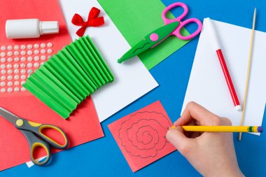 Çocuk Anneler Günü için tebrik kartı hazırlıyor. Çocuklar için sanat projesi. Diy konsepti. Adım adım fotoğraf talimatı. Dördüncü adım. Sarmal çiz