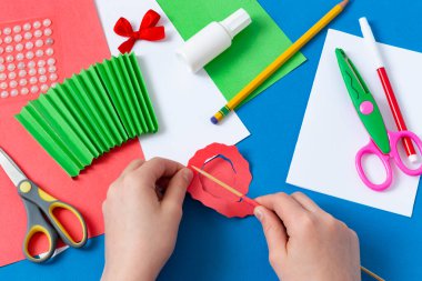 Çocuk Anneler Günü için tebrik kartı hazırlıyor. Çocuklar için sanat projesi. Diy konsepti. Adım adım fotoğraf talimatı. Altıncı adım. Şişe çevirme spirali