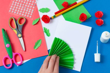 Çocuk Anneler Günü için tebrik kartı hazırlıyor. Çocuklar için sanat projesi. Diy konsepti. Adım adım fotoğraf talimatı. 11. adım. Kartpostalın köşesine tutkal fan