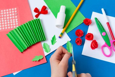 Çocuk Anneler Günü için tebrik kartı hazırlıyor. Çocuklar için sanat projesi. Diy konsepti. Adım adım fotoğraf talimatı. 9. adım. Kesme yaprakları