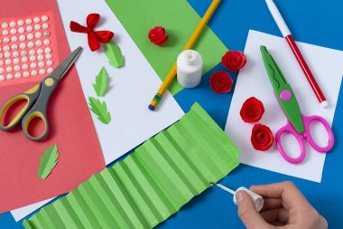 Çocuk Anneler Günü için tebrik kartı hazırlıyor. Çocuklar için sanat projesi. Diy konsepti. Adım adım fotoğraf talimatı. Adım 10. Yelpaze yap