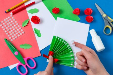 Çocuk Anneler Günü için tebrik kartı hazırlıyor. Çocuklar için sanat projesi. Diy konsepti. Adım adım fotoğraf talimatı. 13. adım. Yapıştırıcı boncukları