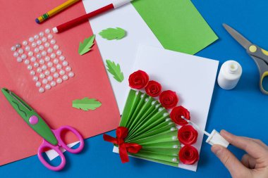 Çocuk Anneler Günü için tebrik kartı hazırlıyor. Çocuklar için sanat projesi. Diy konsepti. Adım adım fotoğraf talimatı. 14. adım. Yapıştırıcı gülü