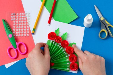 Çocuk Anneler Günü için tebrik kartı hazırlıyor. Çocuklar için sanat projesi. Diy konsepti. Adım adım fotoğraf talimatı. 15. adım. Yapraklar