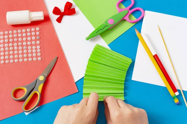 Çocuk Anneler Günü için tebrik kartı hazırlıyor. Çocuklar için sanat projesi. Diy konsepti. Adım adım fotoğraf talimatı. Üçüncü adım. Yeşil kağıdı akordeona dönüştür  