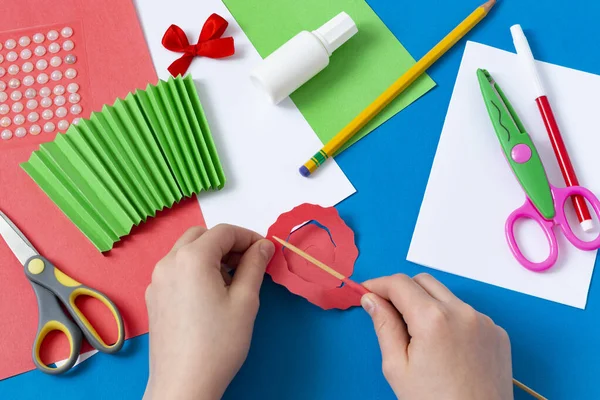 Çocuk Anneler Günü için tebrik kartı hazırlıyor. Çocuklar için sanat projesi. Diy konsepti. Adım adım fotoğraf talimatı. Altıncı adım. Şişe çevirme spirali