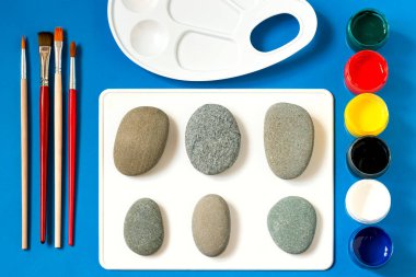 Cadılar Bayramı tasarımı için deniz taşlarına mektup yazmak. Çocuk sanat projesi. Diy konsepti. Tatil partisi için dekor. Adım 1. Malzeme ve araçların hazırlanması