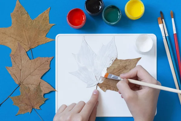 在干燥的秋天树叶上画万圣节人物 儿童艺术项目 Diy概念 装饰度假派对 第7步涂白底漆 — 图库照片