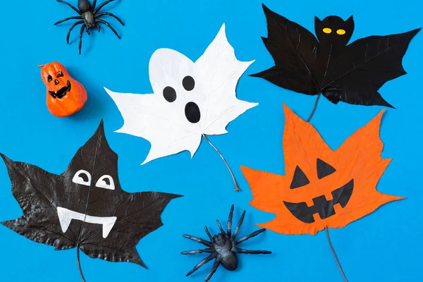 Рисование Хэллоуин Символов Сухих Осенних Листьях Детский Художественный Проект Концепция — стоковое фото