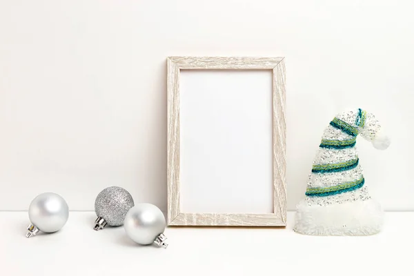 Photo Frame Mockup Dekoracji Świątecznych Srebrne Kulki Świąteczne Santa Kapelusz — Zdjęcie stockowe