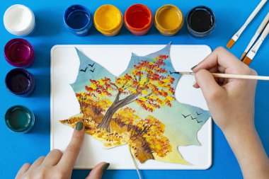 Elle boyanmış sonbahar akçaağaç yaprakları. Yaratıcı sanat projesi. Varyant 5. Sonbahar manzarası