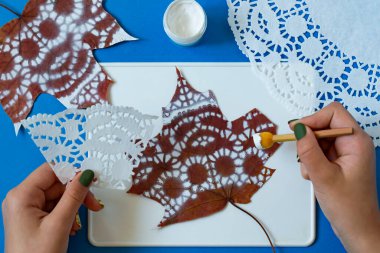 Elle boyanmış sonbahar akçaağaç yaprakları. Yaratıcı sanat projesi. Varyant 12. Dantel kağıt peçete ile baskı yap