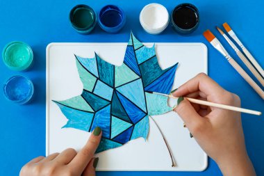 Elle boyanmış sonbahar akçaağaç yaprakları. Yaratıcı sanat projesi. Değişken 10. Soyut geometrik desen