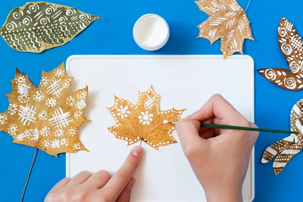 Handbemalte Trockene Blätter Des Herbst Ahorns Kreatives Kunstprojekt Variante Punkte — Stockfoto