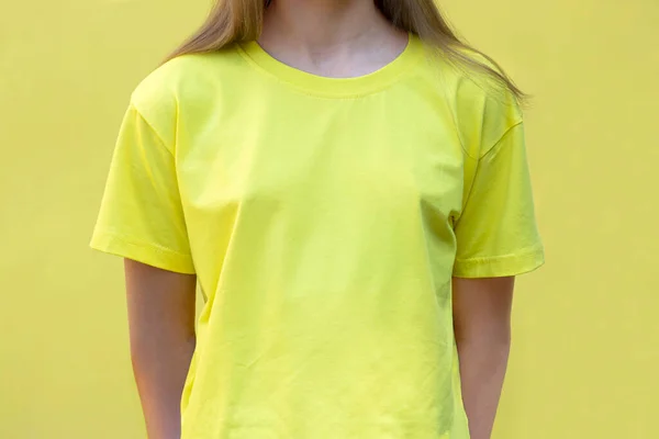 Makieta Żółtej Bawełnianej Koszulki Nastolatka Żółtej Koszulce Żółtym Tle Shirt — Zdjęcie stockowe