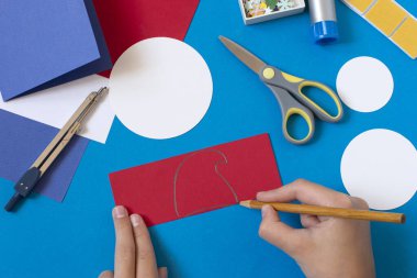 Şehvetli kardan adamdan Noel kartı yapmak. Çocuklar için orijinal proje. Diy konsepti. Adım adım fotoğraf talimatları. Beşinci adım. Kardan adam şapkası çiz.