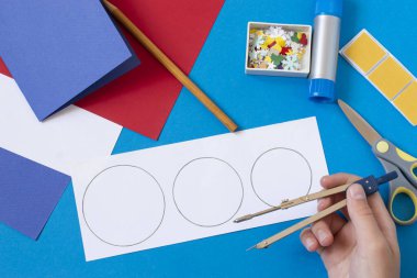 Şehvetli kardan adamdan Noel kartı yapmak. Çocuklar için orijinal proje. Diy konsepti. Adım adım fotoğraf talimatları. Üçüncü adım. Farklı boyutlarda daireler çiz 