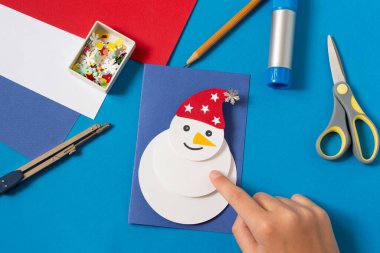 Şehvetli kardan adamdan Noel kartı yapmak. Çocuklar için orijinal proje. Diy konsepti. Adım adım fotoğraf talimatları. 9. adım. Kardan adam yapıştırıcı. 