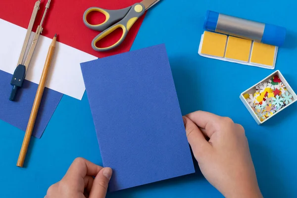 Hacer Tarjeta Navidad Con Muñeco Nieve Voluminoso Proyecto Original Para Fotos de stock libres de derechos