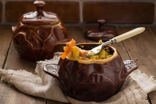 Braten im Topf mit Hühnchen und Gemüse — Stockfoto