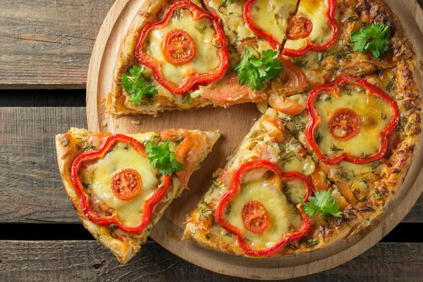 Пицца с перцем и курицей на деревянном фоне — стоковое фото
