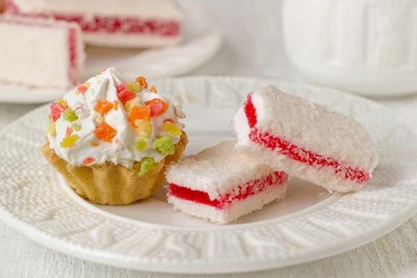 Cupcakes and coconut raspberry dessert with tea — Stock Photo, Image