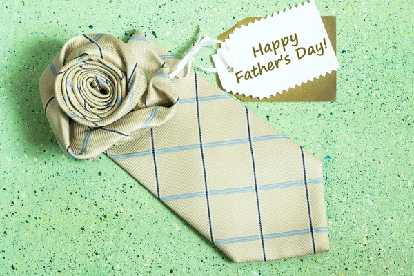 Pocztówka na dzień ojca: krawat w postaci róż i etykiety — Zdjęcie stockowe