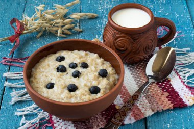 Oatmeal with blueberries and milk 