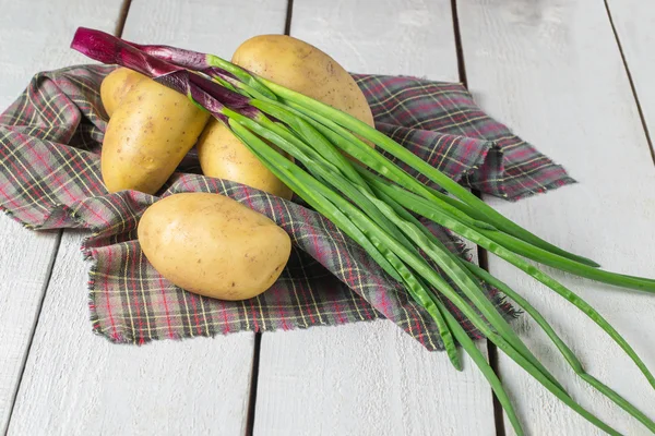 Batatas e cebola verde — Fotografia de Stock