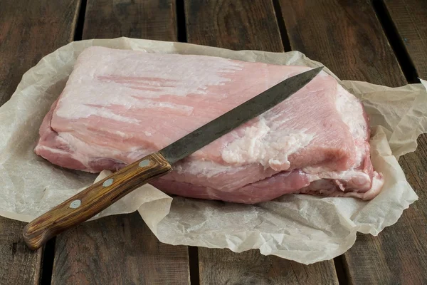 La chair de porc et couteau sur papier — Photo