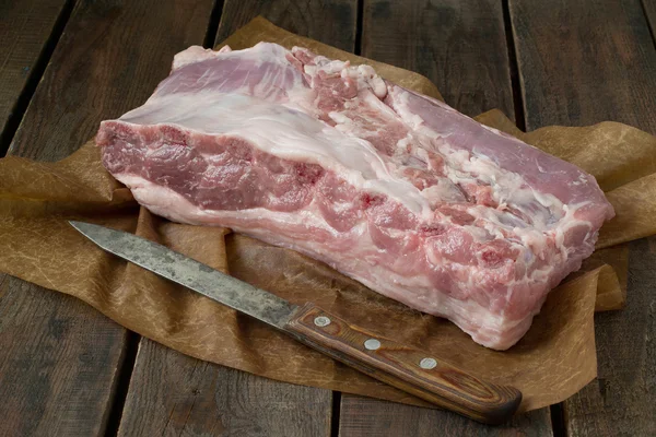 Piece of fresh meat and knife — Stock Photo, Image