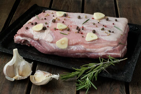 Свинина с чесноком, перцем и розмарином — стоковое фото