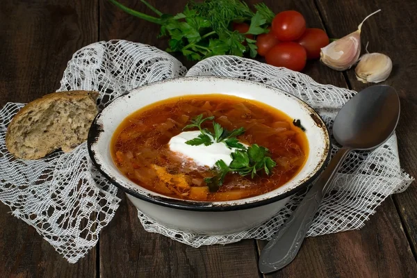 Borsch with sour cream and whole wheat bread — Zdjęcie stockowe