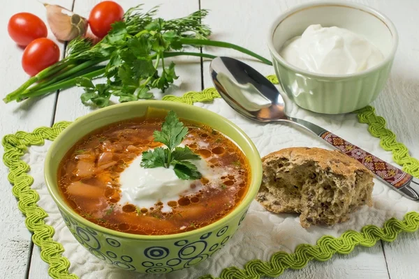 Borsch, sour cream and fresh vegetables — Zdjęcie stockowe