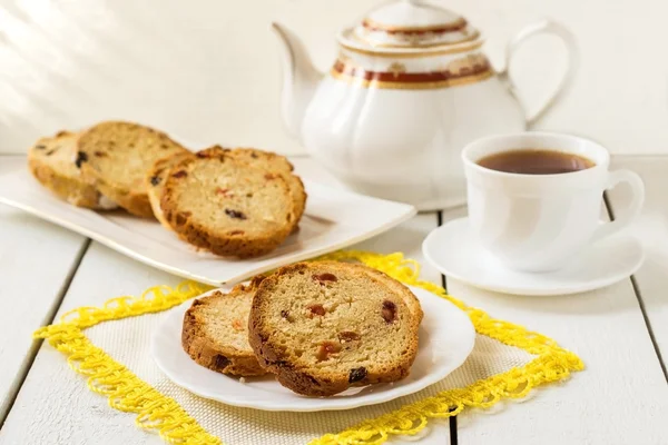 Pastel con pasas, té y una taza de té —  Fotos de Stock